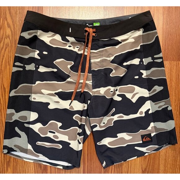 Quiksilver Highlite Arch Board Shorts Fallen Rock Camo Mens 33 9" Swim Trunks - Picture 1 of 6